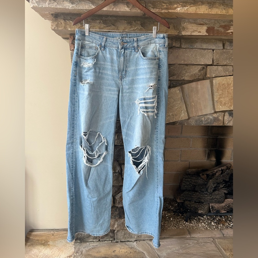 American Eagle Strigid Light Blue Distressed Women's Jeans
